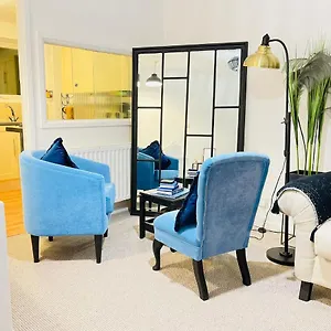 Lovely 1 Bed Near Hospital, With Parking & Garden Work Contractor Leisure, Sapphire Cambridge (Cambridgeshire)